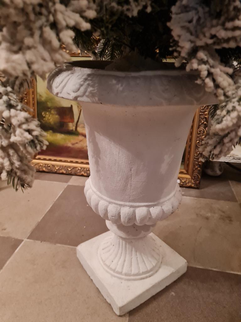 Besneeuwde kerstbomen in gietijzeren pot p/st 150, Diversen, Kerst, Ophalen, Heikant 21 Kaatsheuvel, Belle Vieille Brocante, Zo goed als nieuw