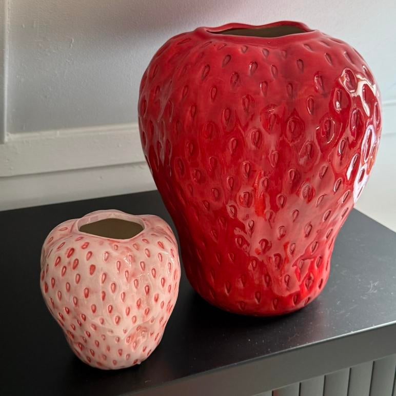 Aardbeien vazen (klein & groot), Huis en Inrichting, Woonaccessoires | Vazen, Nieuw, Rood, Minder dan 50 cm, Aardewerk of Porselein