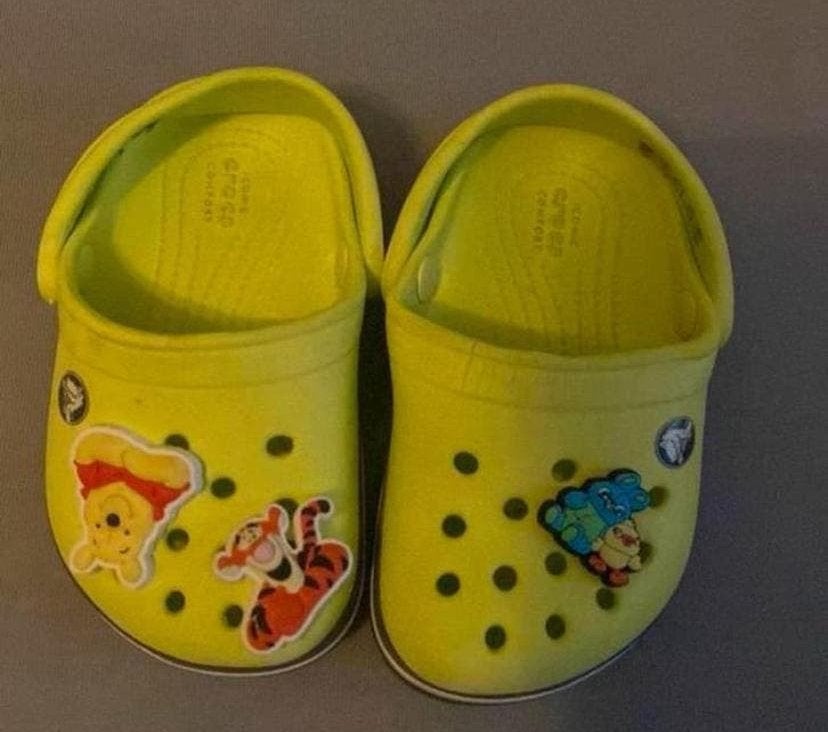 Gele Crocs met Winnie de Poeh en Teigetje Jibbitz, Kinderen en Baby's, Gebruikt, Jongen of Meisje, Schoenen, Ophalen of Verzenden