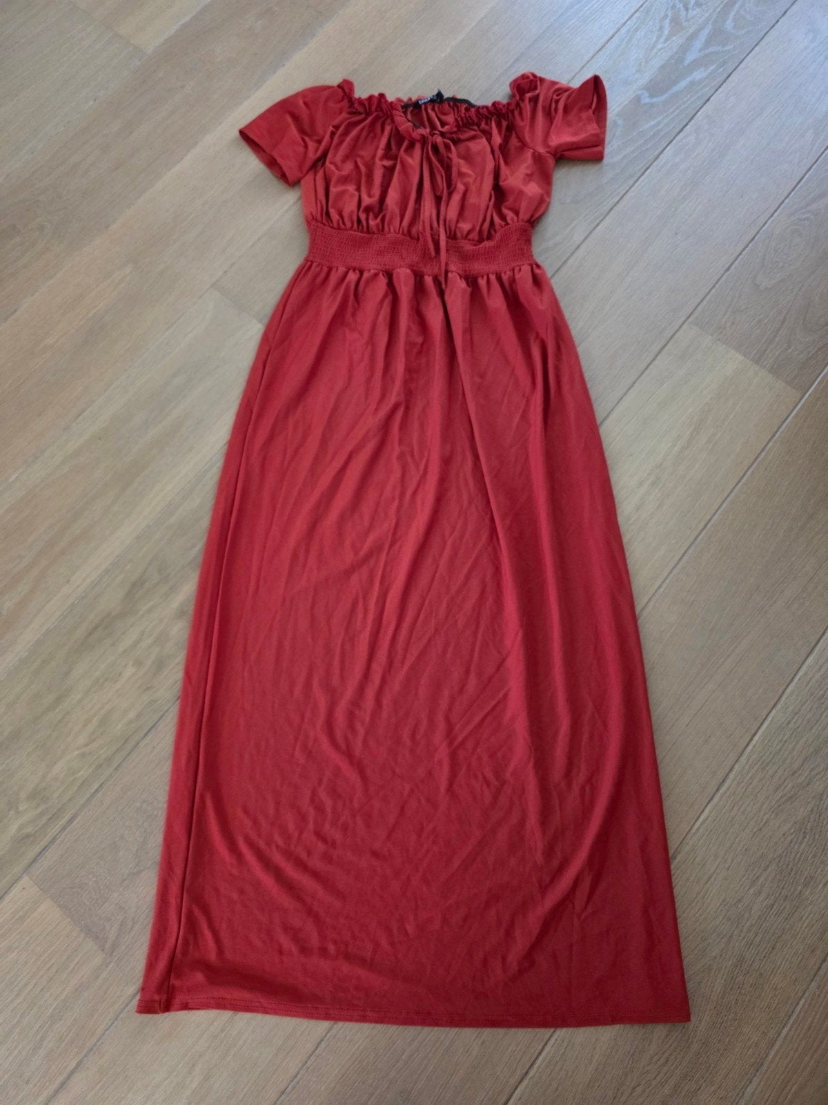 Rode lange jurk, Boohoo, maat 36/38, Kleding | Dames, Boohoo, Ophalen of Verzenden, Zo goed als nieuw, Maat 36 (S)