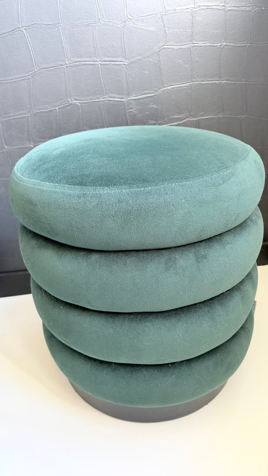 Velvet groene poef met zwart poot van Loods 5, Ophalen, Rond, Minder dan 50 cm, Zo goed als nieuw