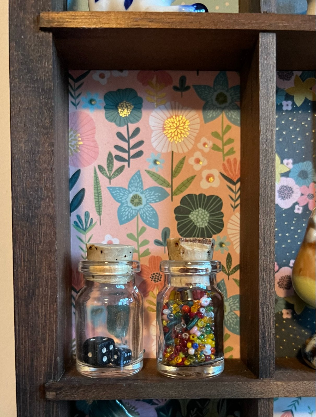 Miniatuur flesjes met dobbelstenen en kralen, Ophalen of Verzenden, Gebruikt, Overige typen