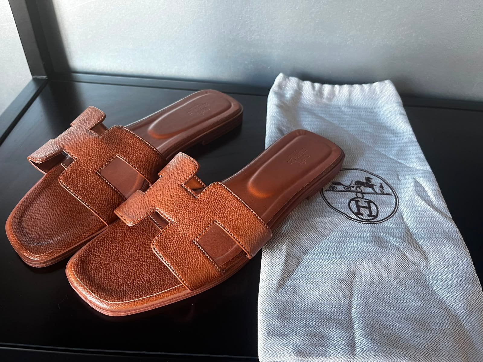 Hermes Oran slippers slides instappers maat 41 en 42, Kleding | Dames, Schoenen, Ophalen of Verzenden, Nieuw, Bruin, Instappers