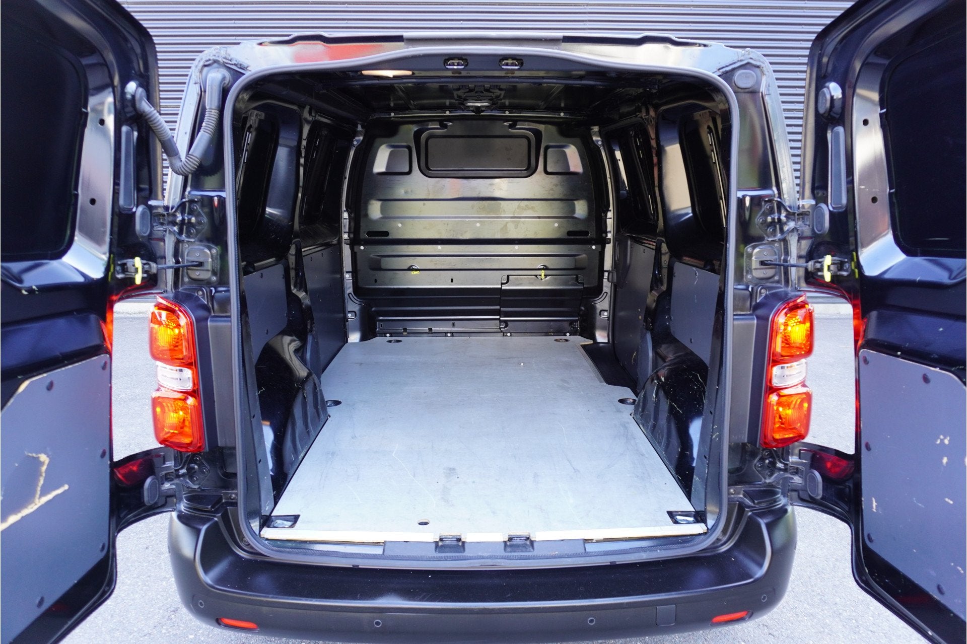 Opel Vivaro 102pk L2H1 Navigatie Camera Apple Carplay Crusie, Auto's, Voorwielaandrijving, 4 cilinders, 1586 kg, Zwart