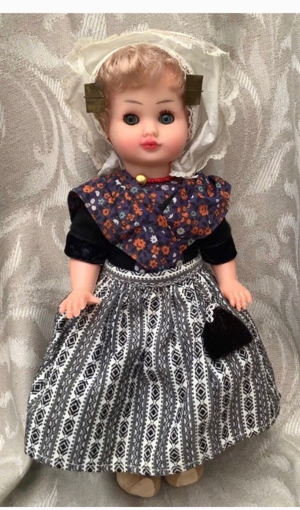Traditionele Zeeuwse klederdracht pop met accessoires Dutch, Verzamelen, Poppen, Ophalen of Verzenden, Zo goed als nieuw, X, Pop