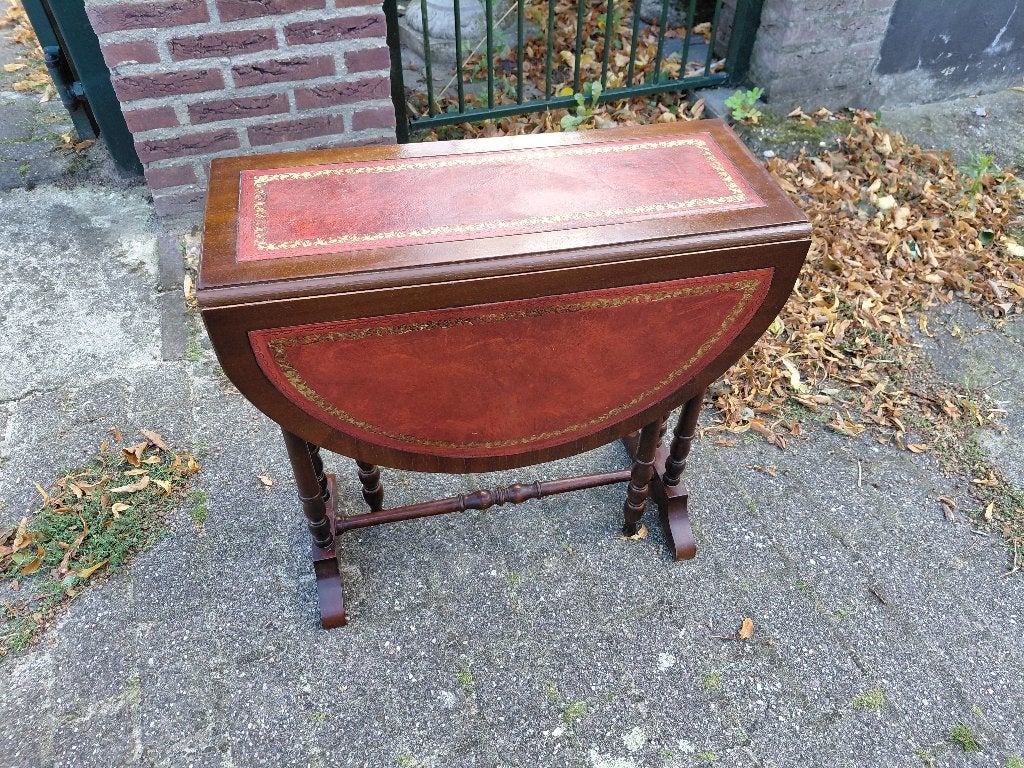 Engelse bijzettafel met 2 hangoren en rood leer., Ophalen