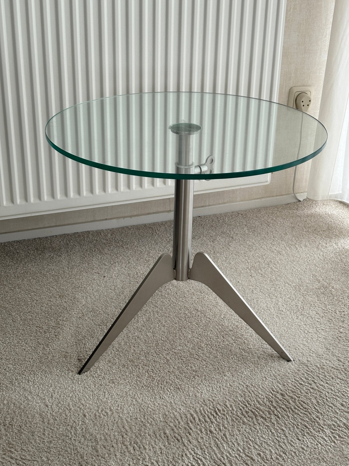 Glazen bijzettafel met metalen onderstel, Huis en Inrichting, Ophalen, 50 – 75, Minder dan 50 cm, Gebruikt