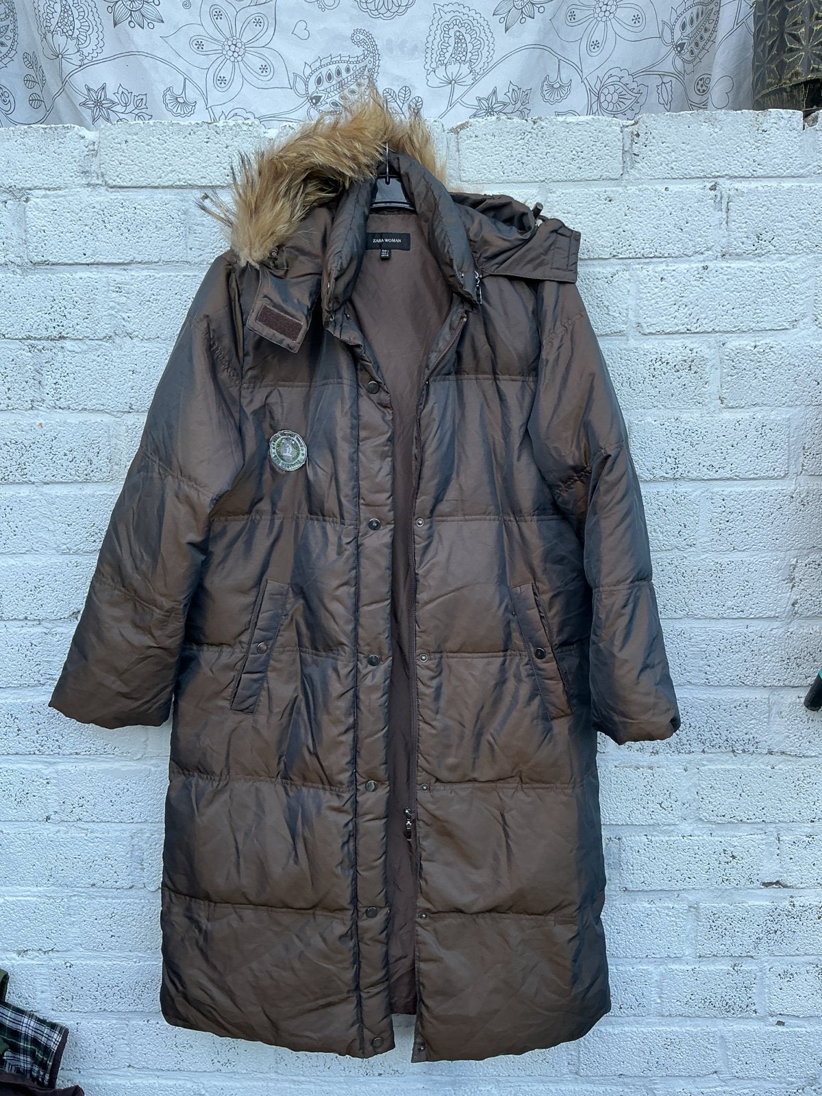 Zara Woman lange bruine pufferjas met bontkraag mast L, Kleding | Dames, Jassen | Winter, Ophalen of Verzenden, Gedragen, Maat 42/44 (L)