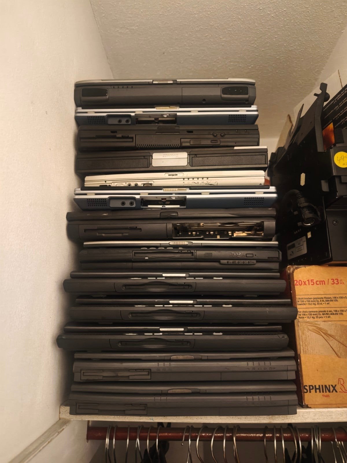 Stapel vintage retro laptops, Ophalen
