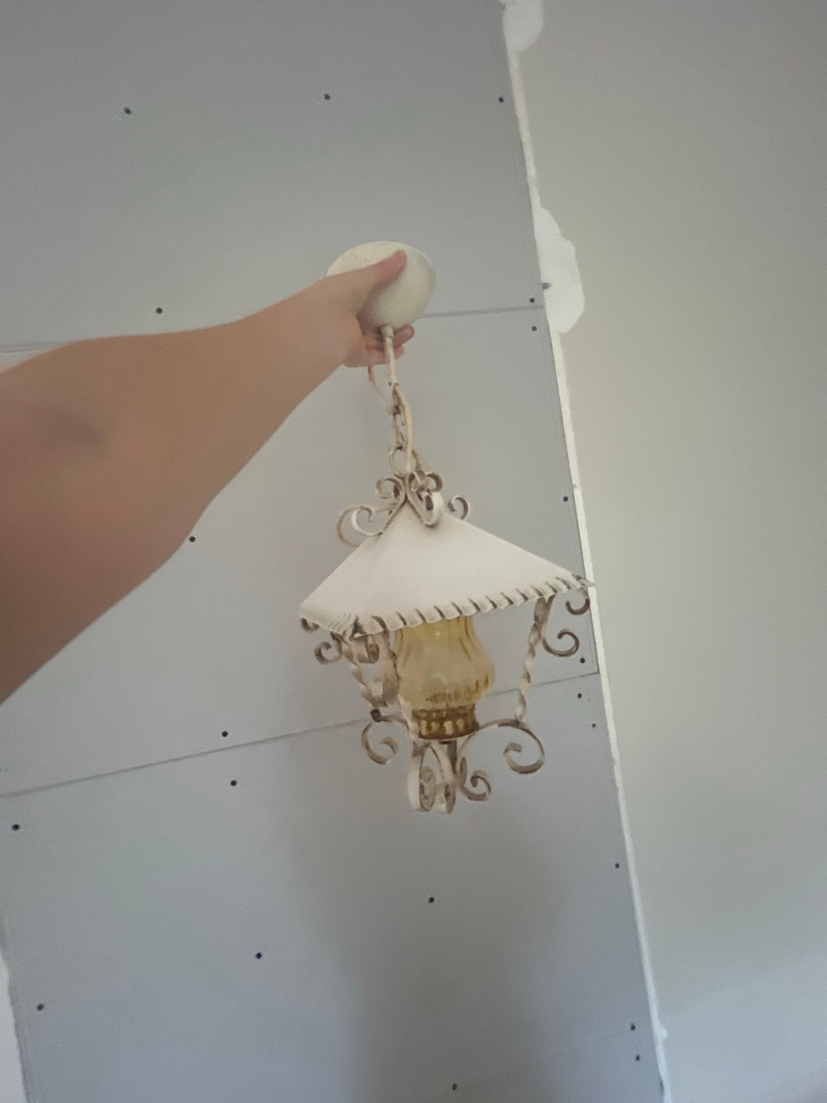 Vintage wandlamp met smeedijzeren details, Antiek en Kunst, Ophalen of Verzenden