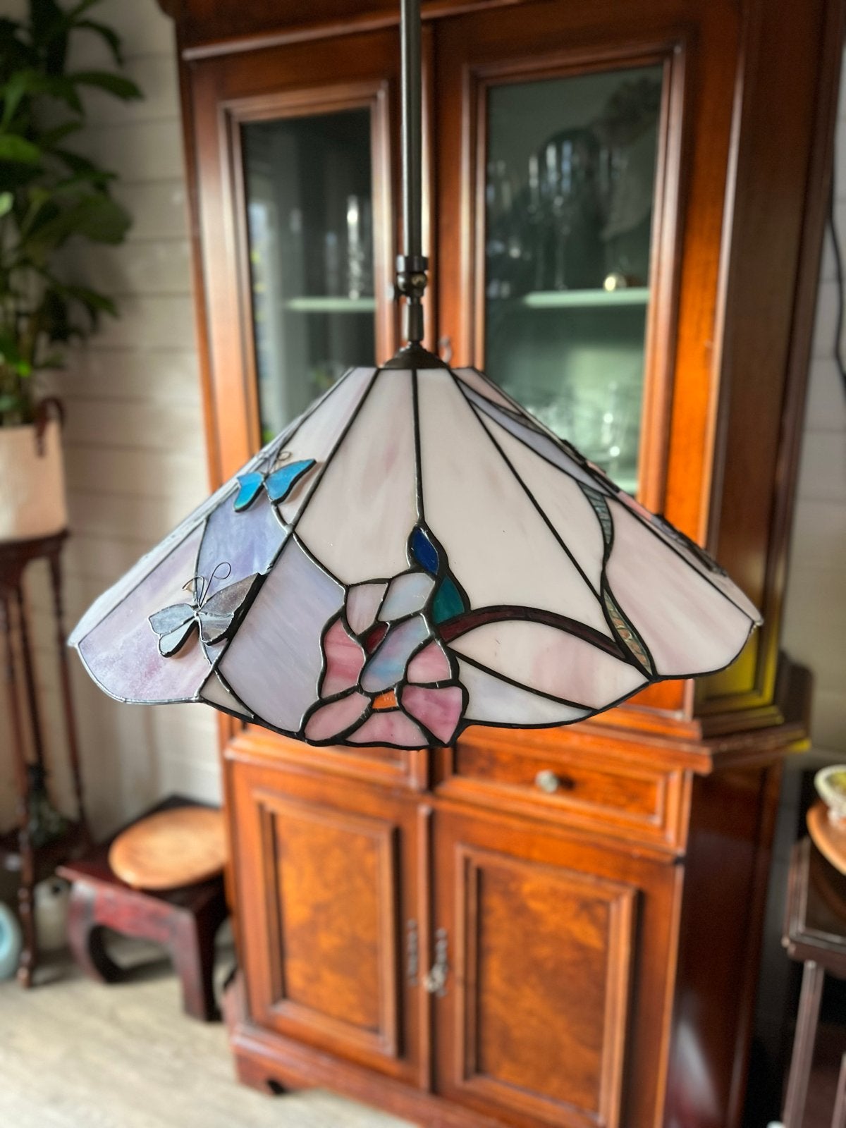 Tiffany glas in lood hanglamp (49 cm) met bloemen/vlinders, Huis en Inrichting, Ophalen, Gebruikt, Glas, E27 (groot)