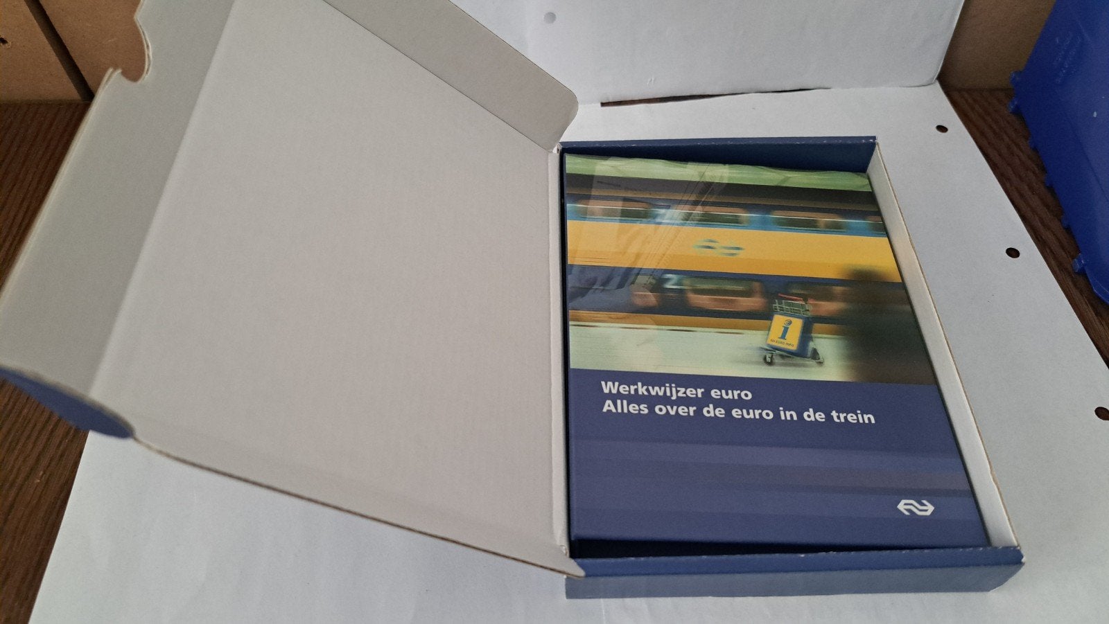 Boekje Werkwijzer euro Alles over de euro in de trein, Verzamelen, Spoorwegen en Tramwegen, Ophalen of Verzenden, Zo goed als nieuw