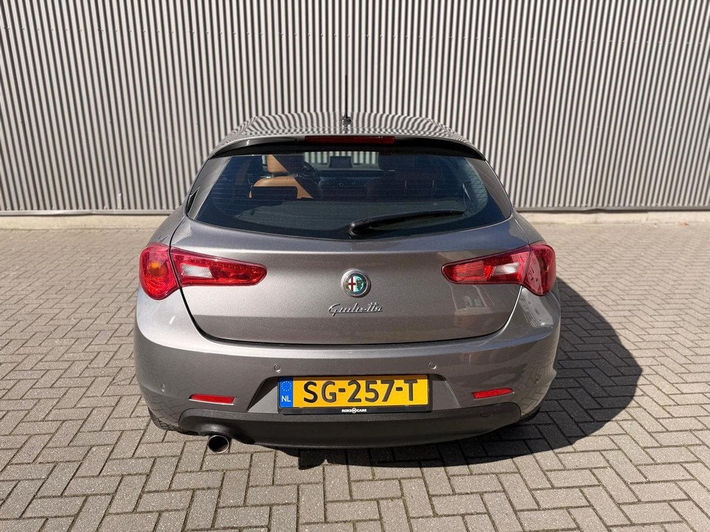 Alfa Romeo Giulietta 1.4 T Distinctive Automaat|Navi|Leder|P, Euro 5, Beige, 4 cilinders, Leder