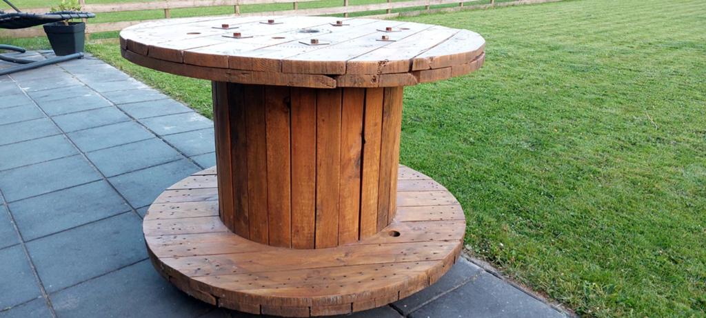 Unieke houten kabelhaspel tafel met wielen, Huis en Inrichting, Overige houtsoorten, Gebruikt, Rond, Tot twee personen
