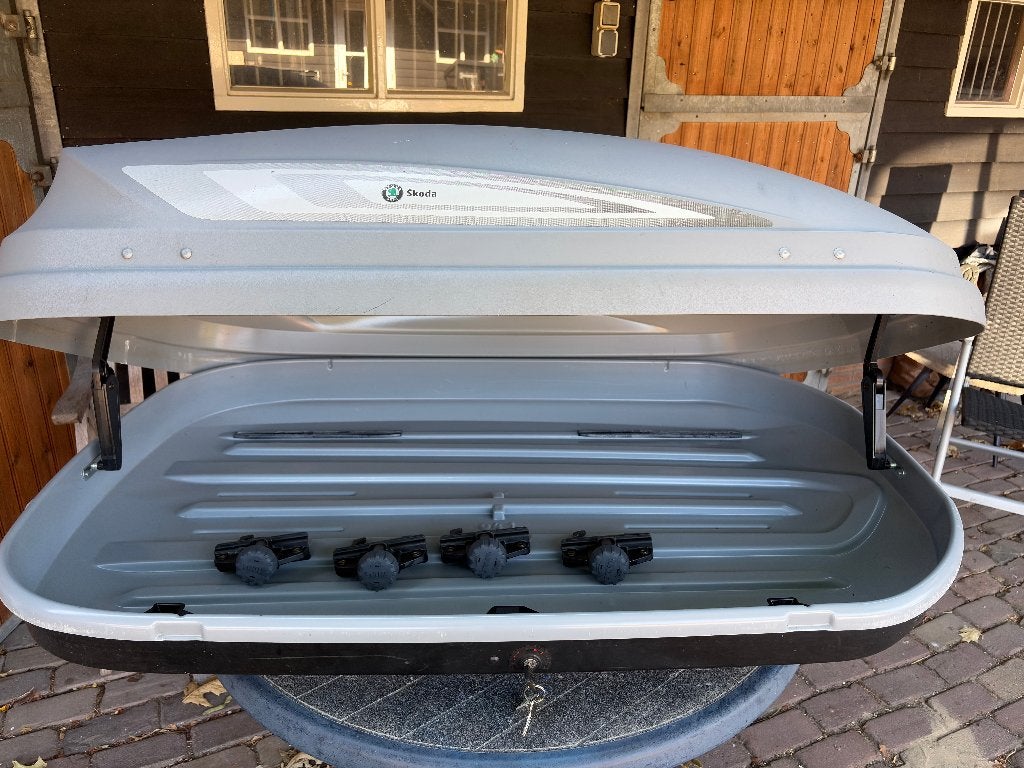 Thule Pacific 100 dakkoffer met Skoda stickers, Ophalen, Gebruikt