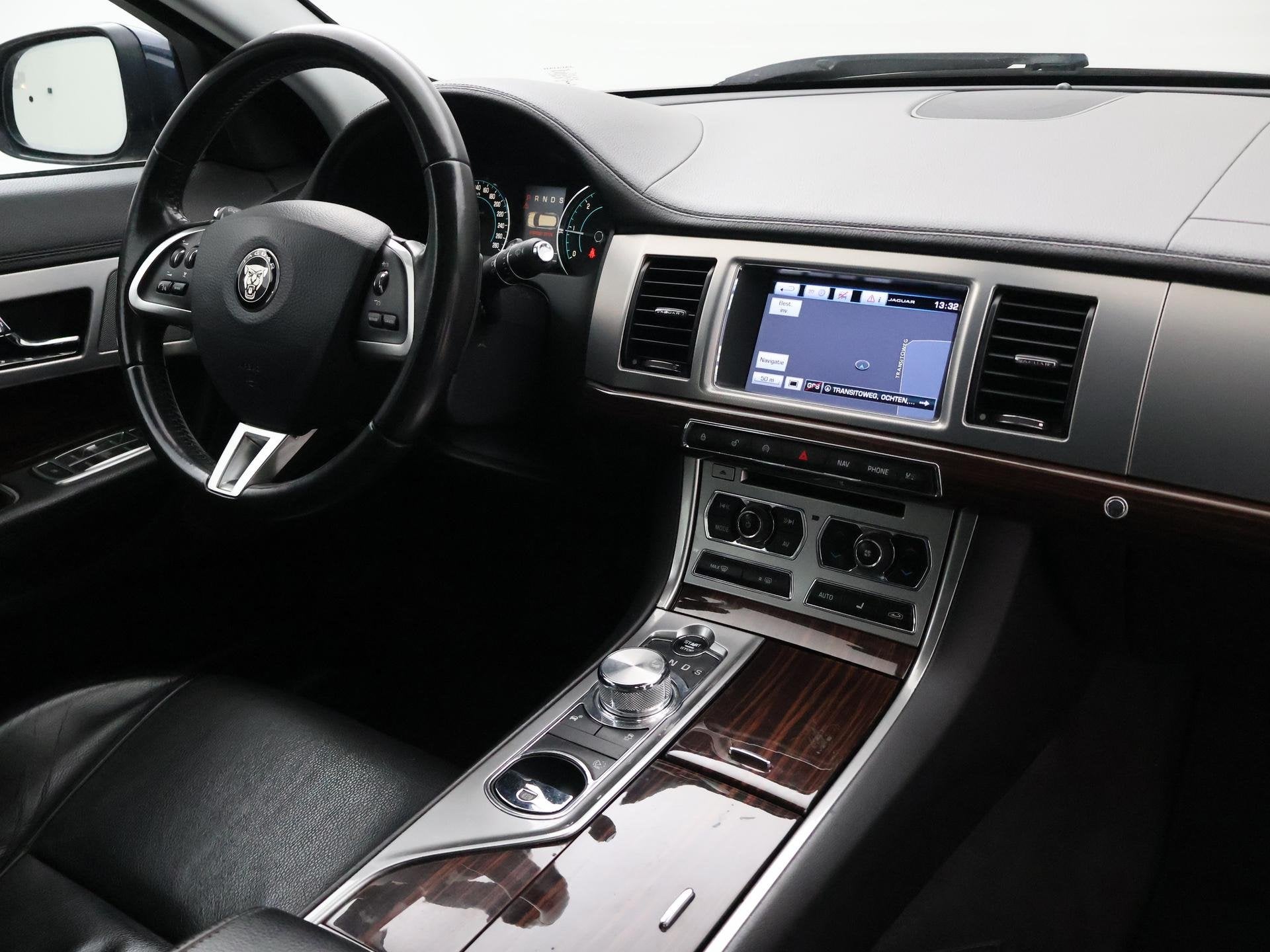 Jaguar XF Sportbrake 2.2D S 200 PK AUT8 + TREKHAAK | CAMERA, Auto's, Euro 5, Gebruikt, 4 cilinders, 1850 kg