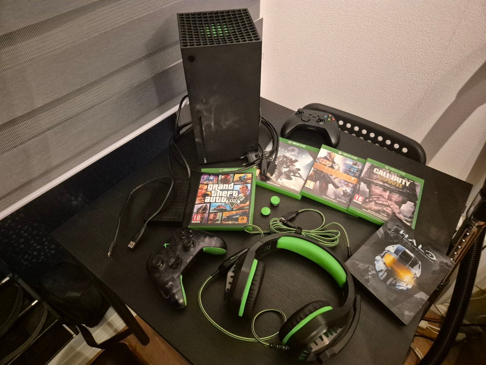 Xbox Series X complete set + 4,4TB + 2 controllers + 5 games