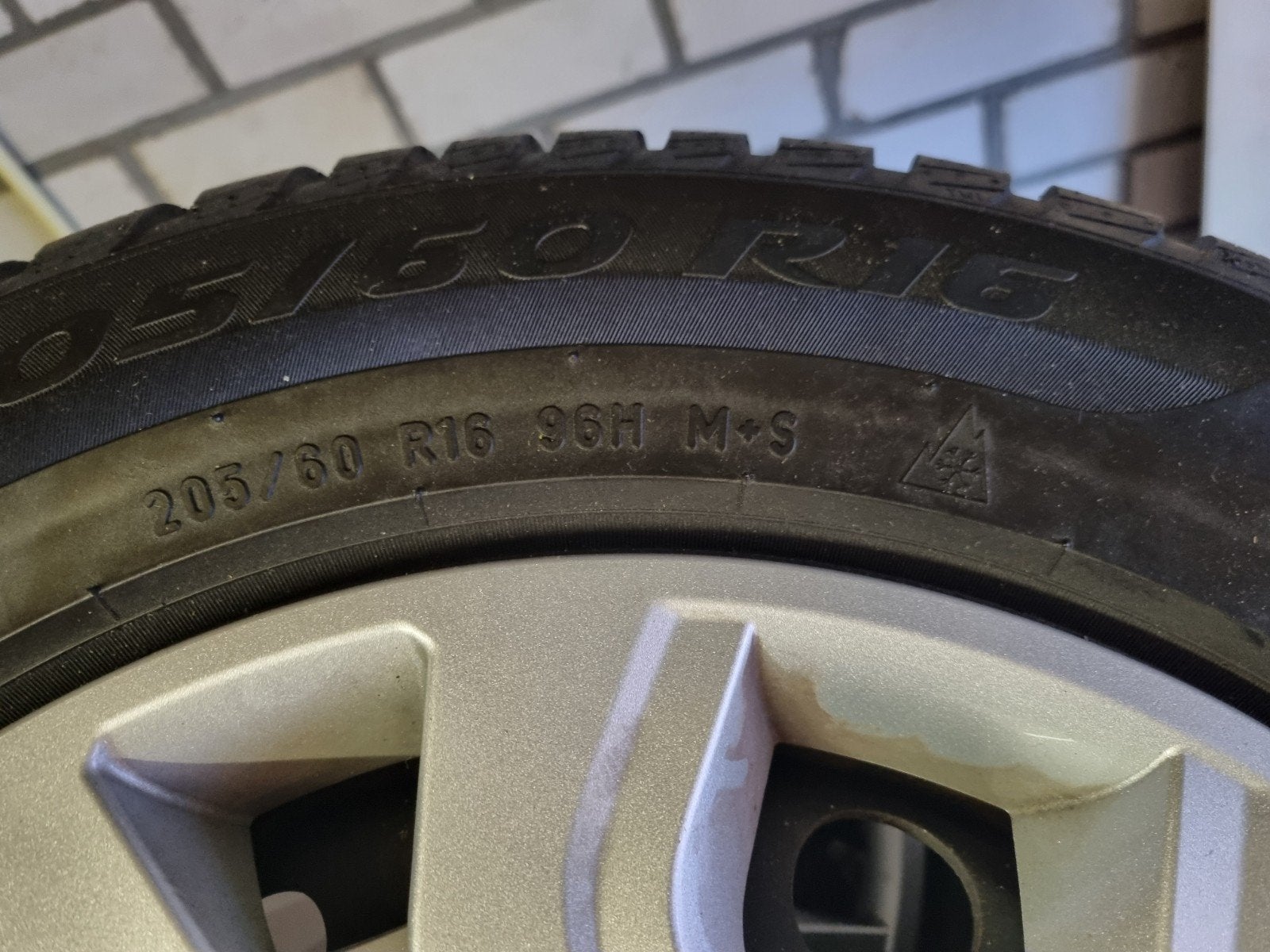 Winterbanden (en zomer) met velgen - 205/60 R16 96H M+S, Ophalen, Gebruikt, 16 inch, Banden en Velgen