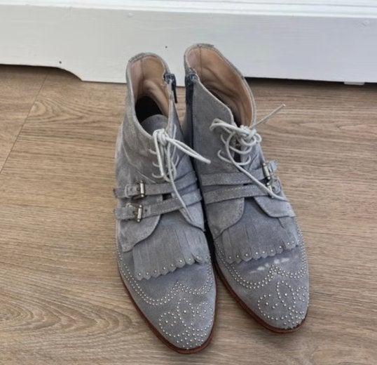 Pertini suède enkellaarsjes met studs en gespen - 37, Kleding | Dames, Schoenen, Pertini, Lage of Enkellaarzen, Ophalen of Verzenden