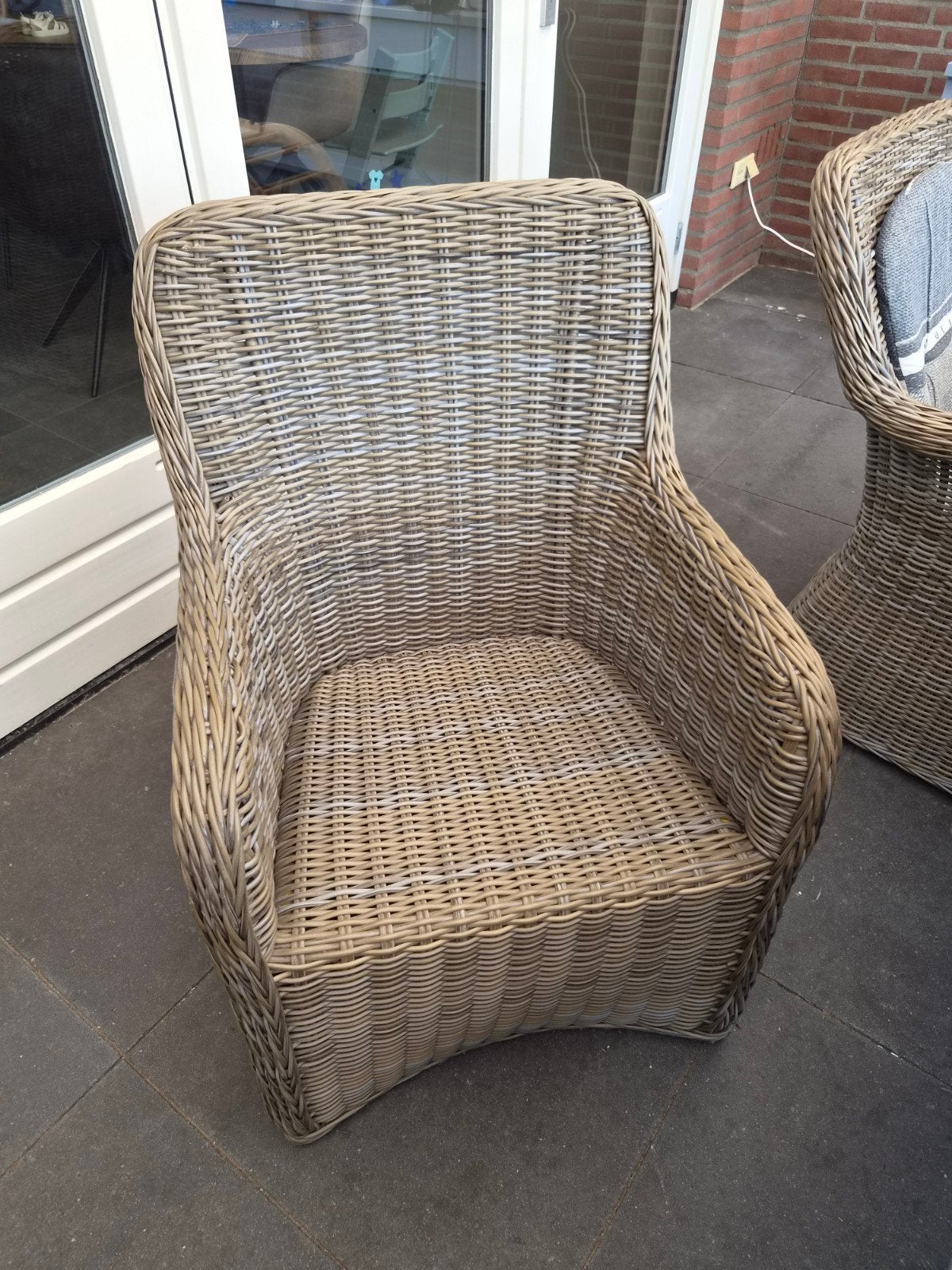 Foto 4 van Tuintafel met 5 wicker tuinstoelen en kussens