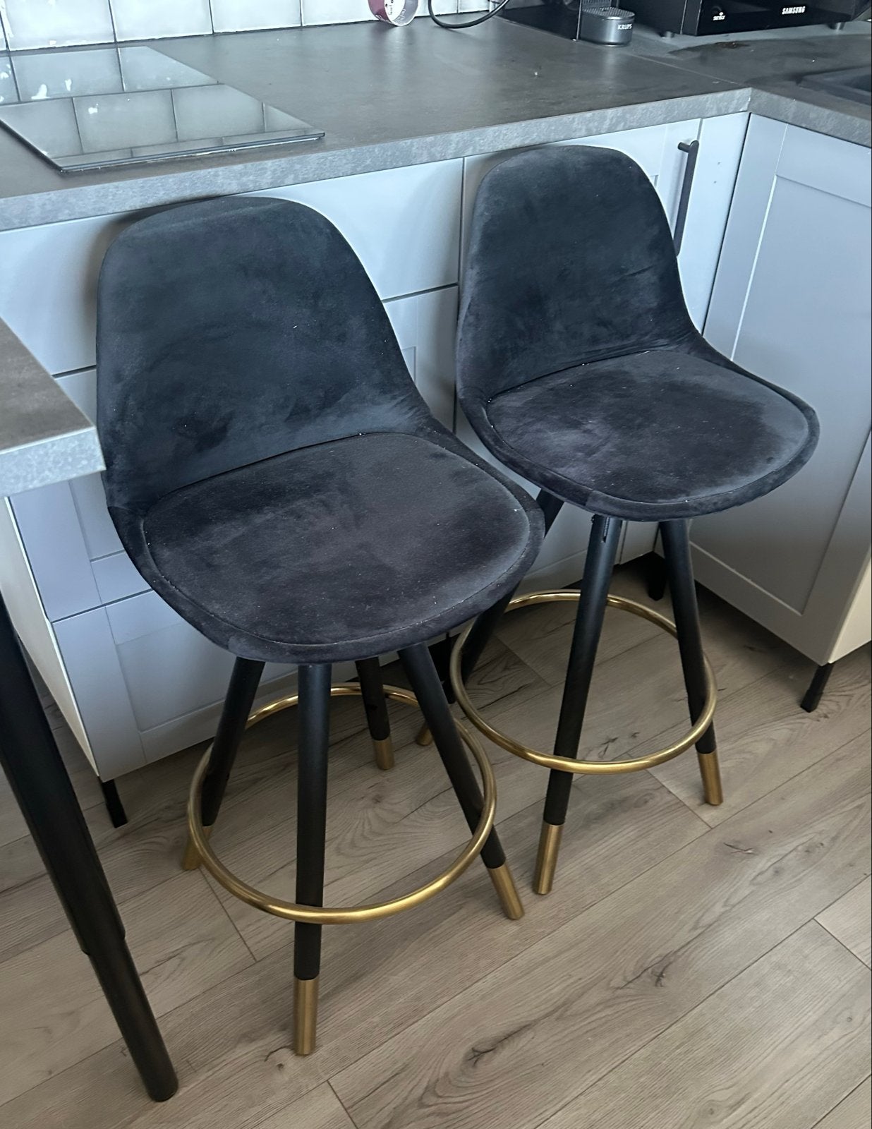 Set van 2 zwarte fluwelen barkrukken met gouden accenten, Ophalen, Gebruikt, Met voetsteun, 90 cm of meer