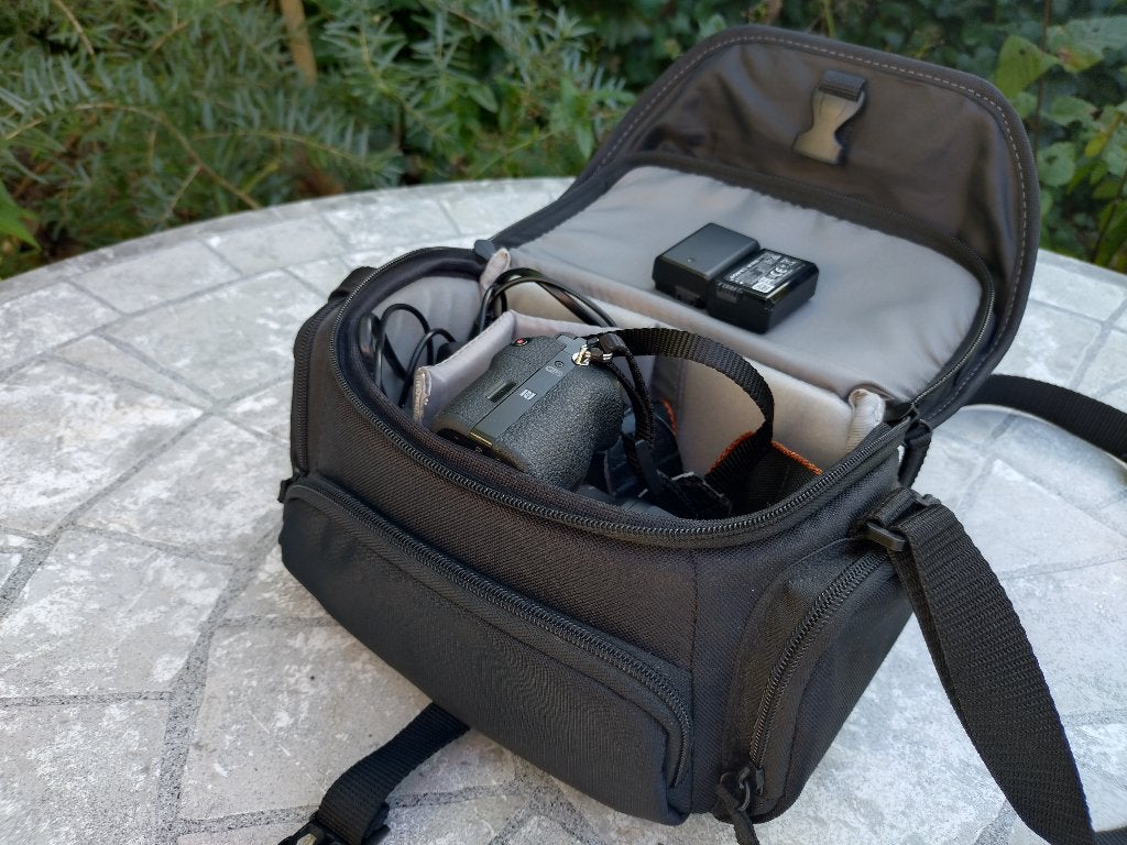 Foto 16 van Sony Alpha a7 full frame mirrorless camera met zoomlens
