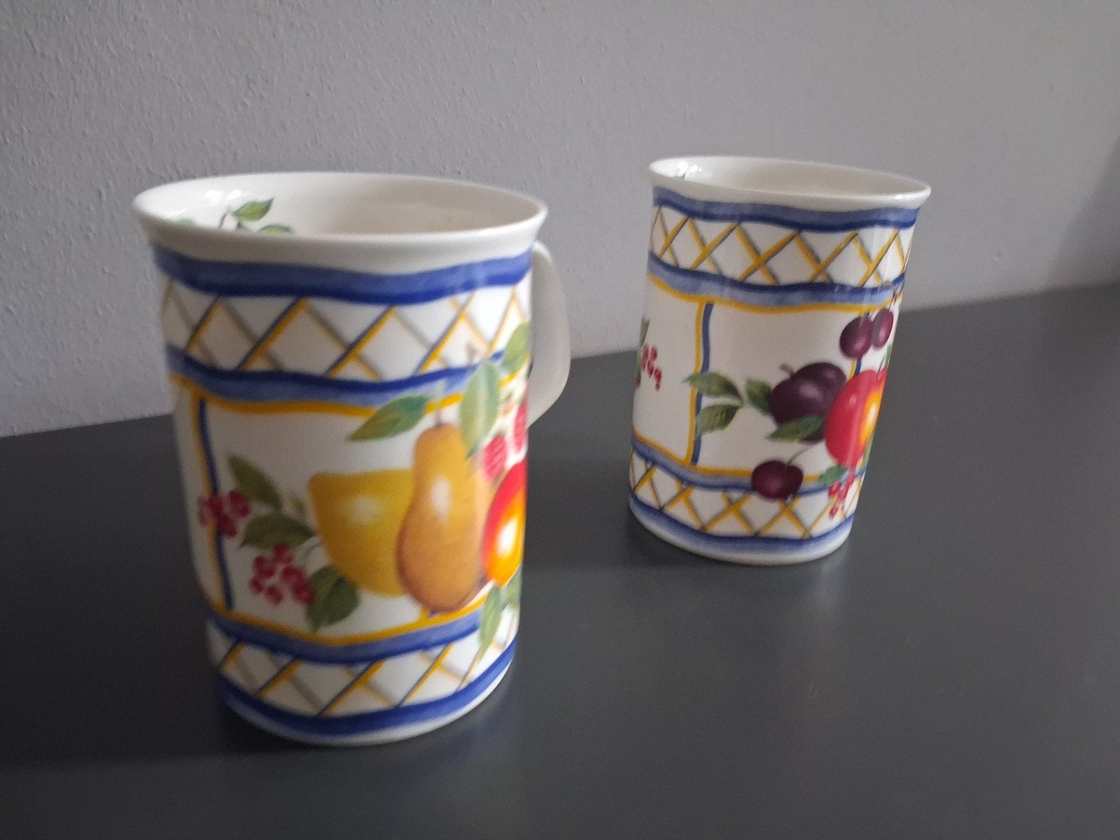 Set van 2 Roy Kirkham Majolica mokken - Fruit design, Huis en Inrichting, Keuken | Servies, Ophalen of Verzenden