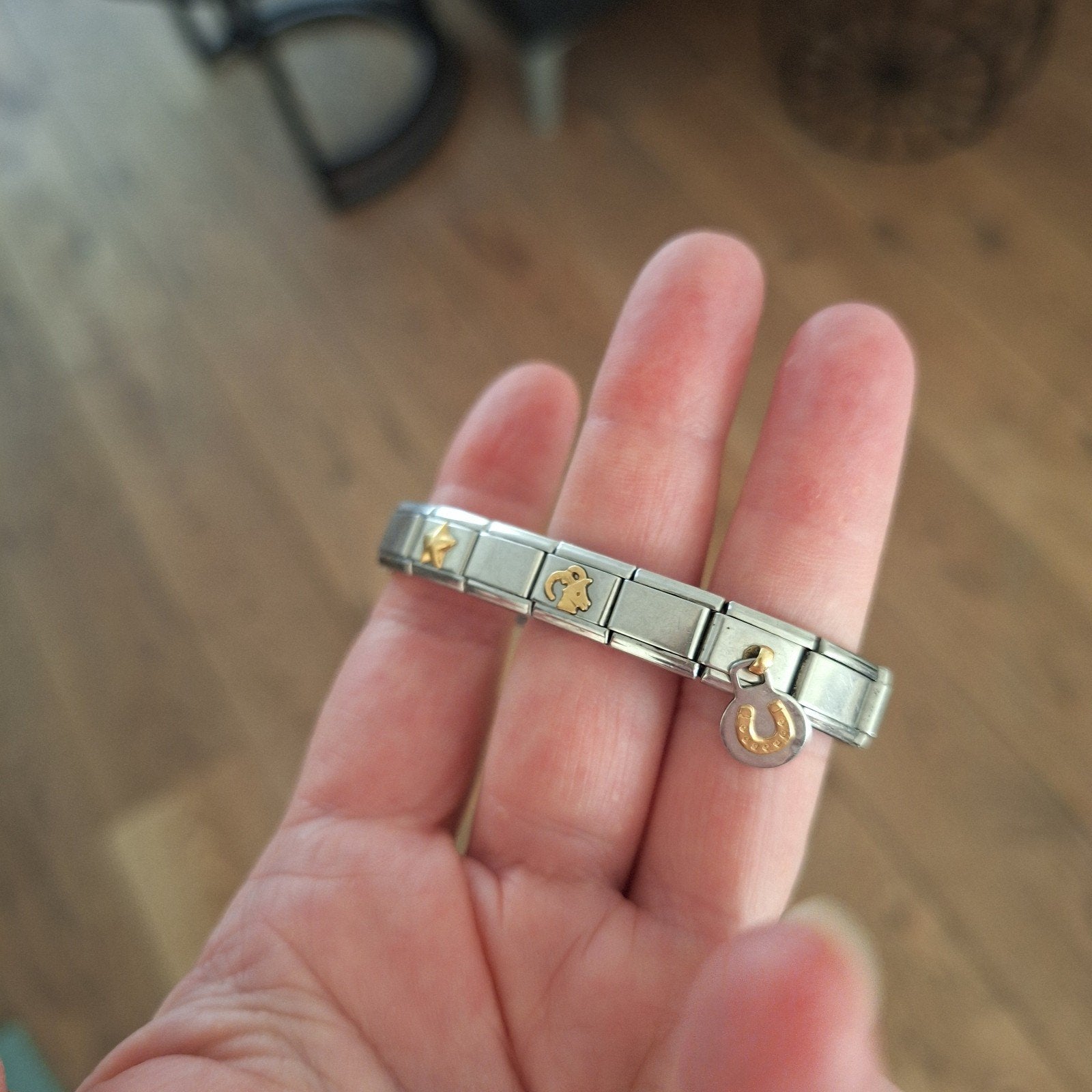 Nomination armband met gouden bedels en hoefijzer, Gebruikt, Staal, Ophalen of Verzenden, Met bedels of kralen