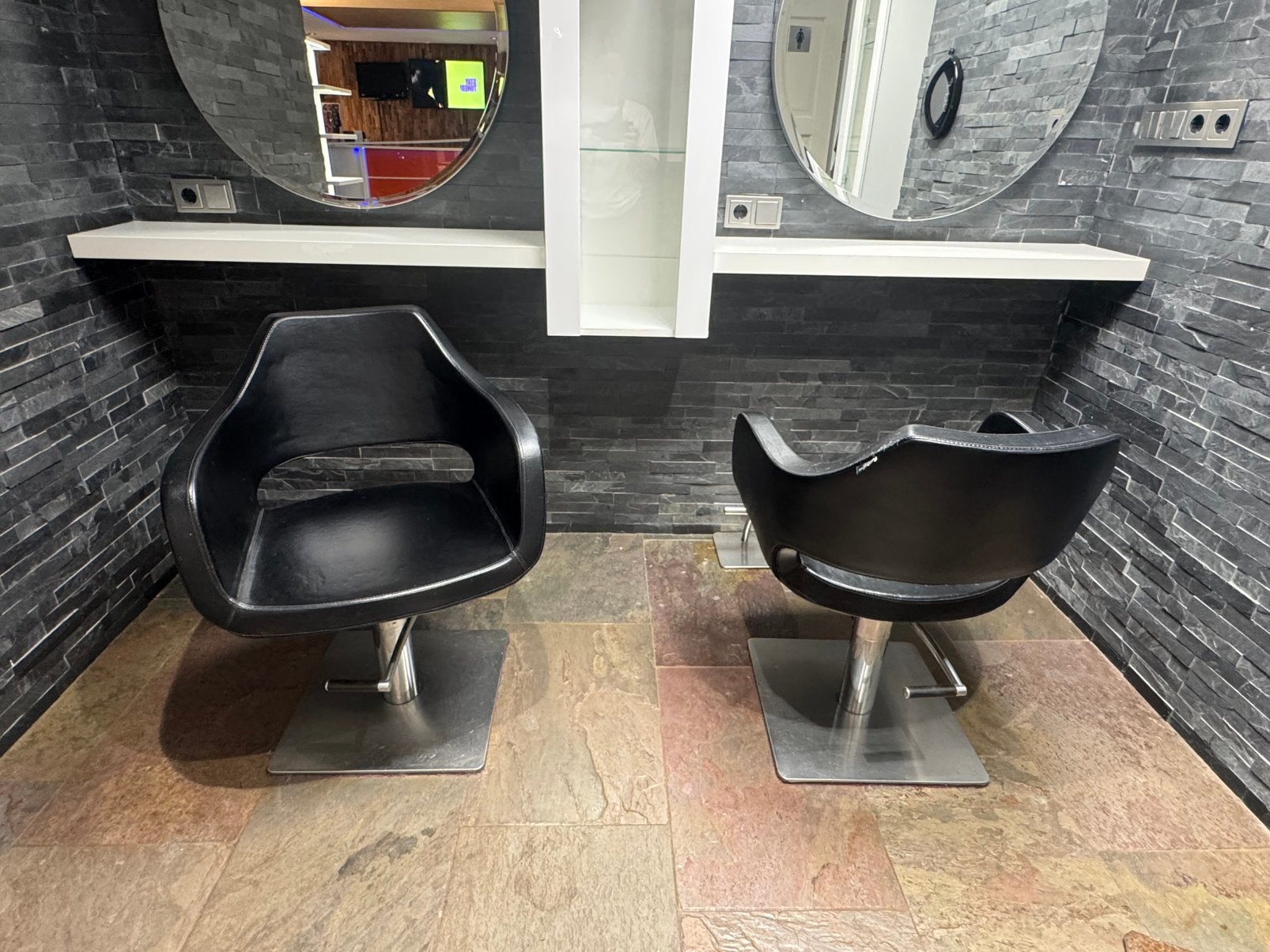 2 kappersstoelen, Ophalen