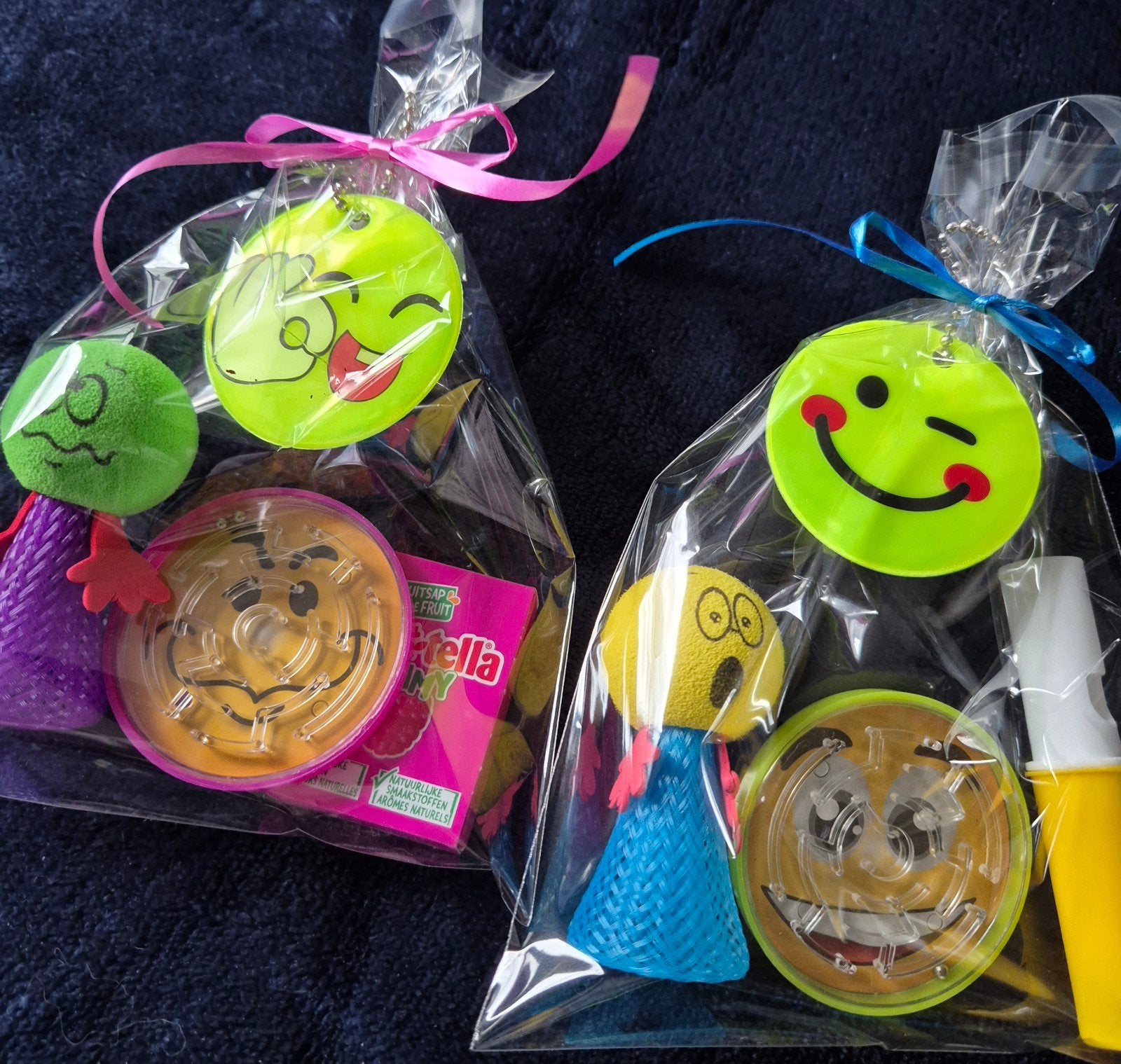 Traktatie smiley hanger,doolhof.jumping popje,snoepje 1.25, Ophalen of Verzenden, Nieuw, Feestartikel