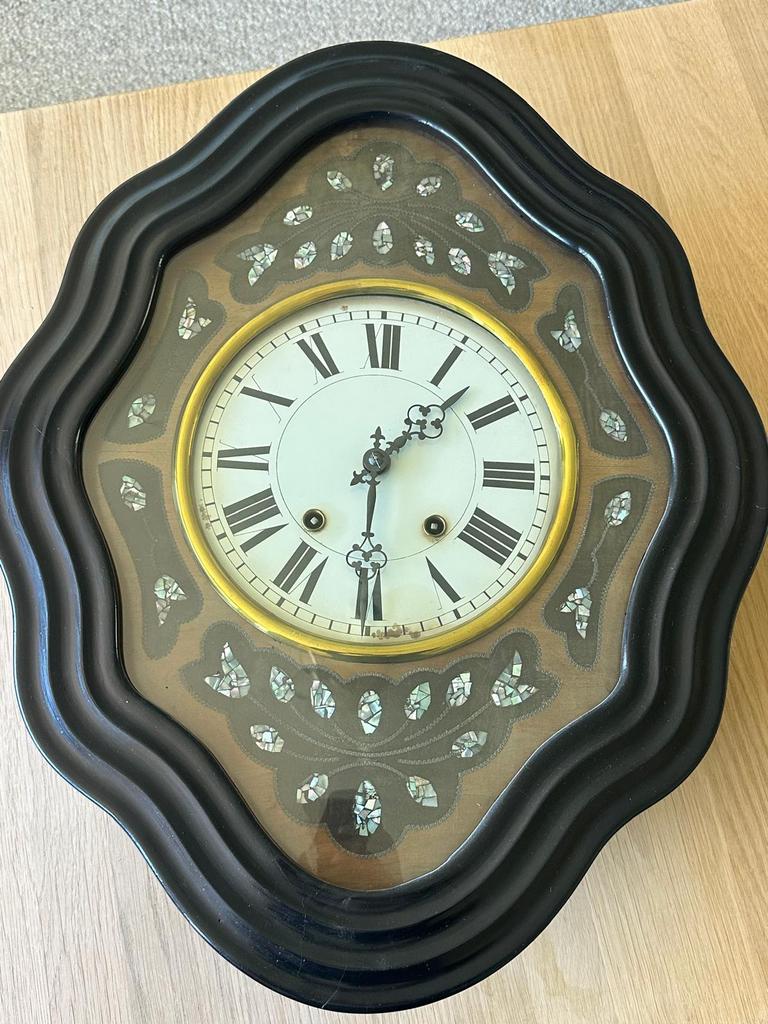 19e-eeuwse Franse Napoleon III wandklok met parelmoer inleg, Antiek en Kunst, Ophalen