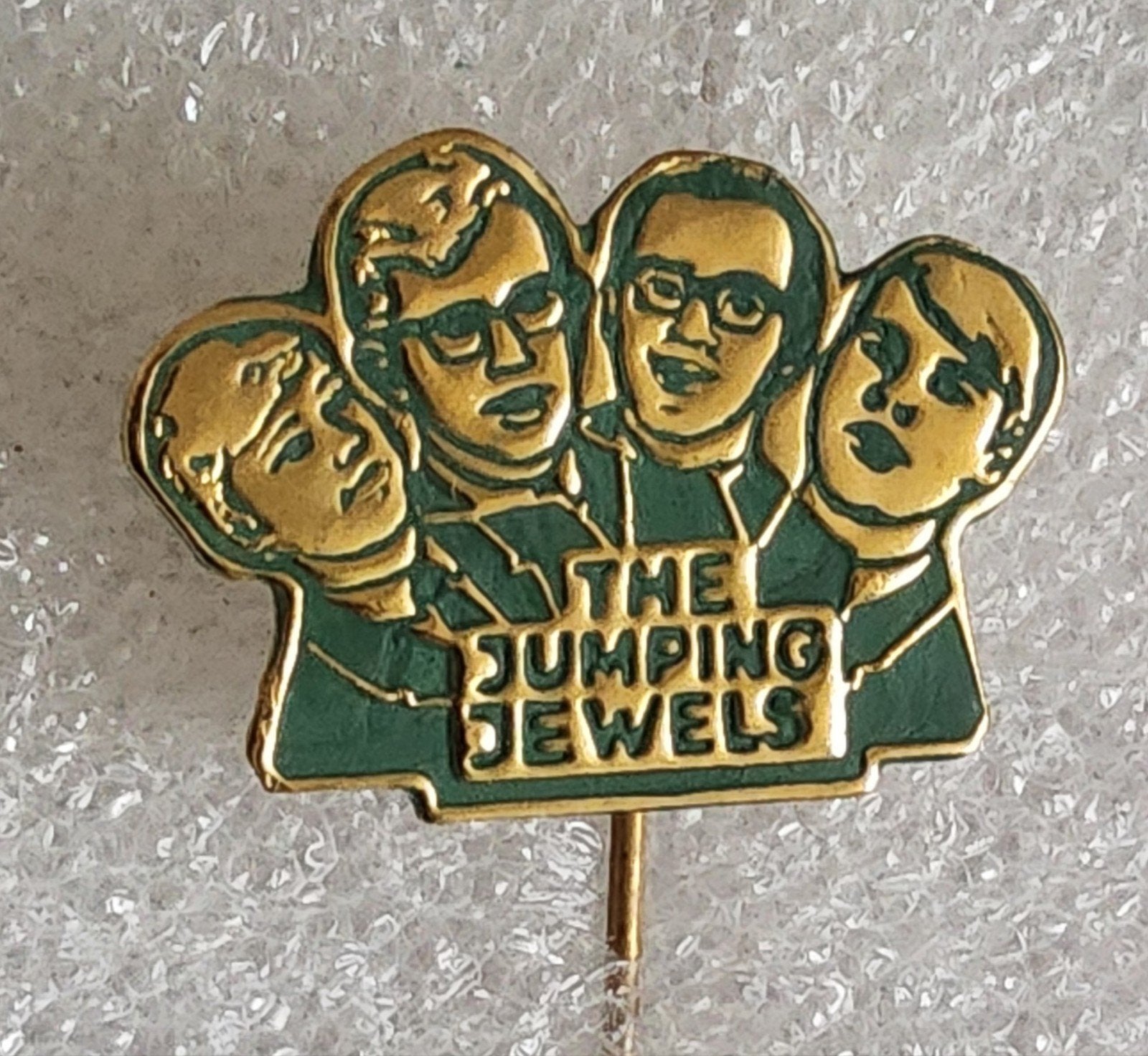 Vintage Speldje The Jumping Jewels Band, Ophalen of Verzenden, Gebruikt, Overige onderwerpen, Speldje of Pin