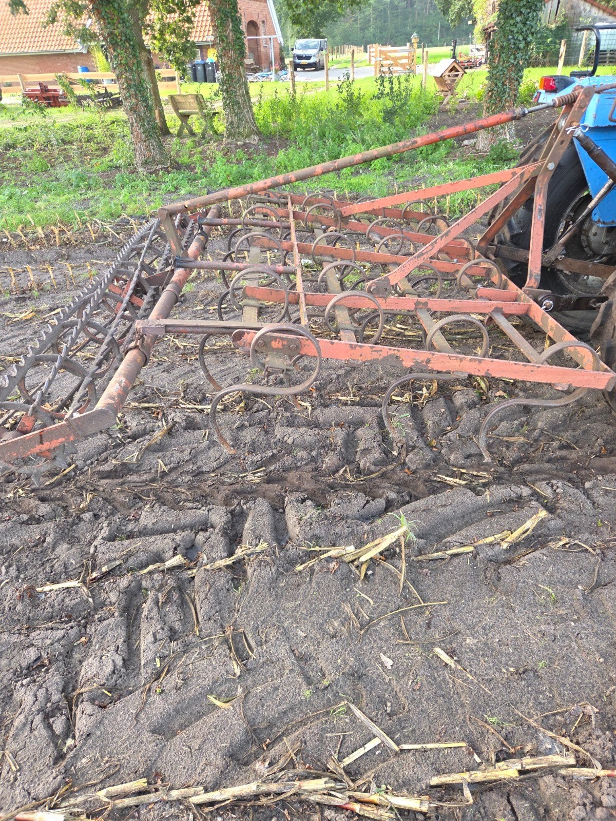Triltandcultivator met verkruimelrol, Ophalen