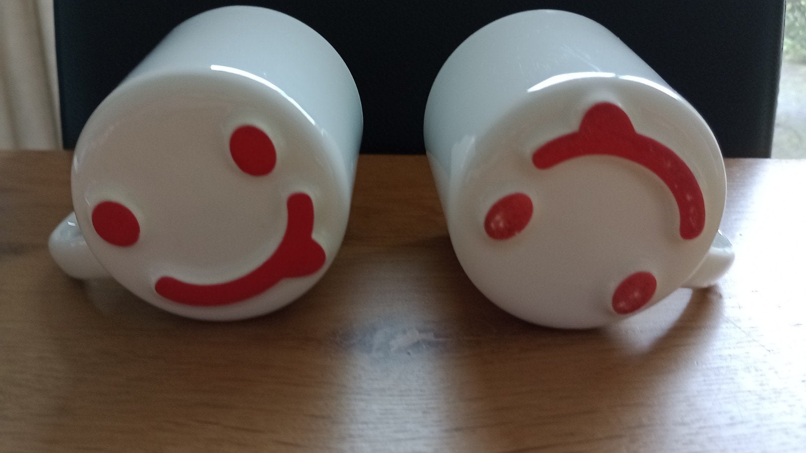 Gratis op te halen - 2 mokken - Smiley op de onderkant, Ophalen, Gebruikt, Overige merken, Overige stijlen