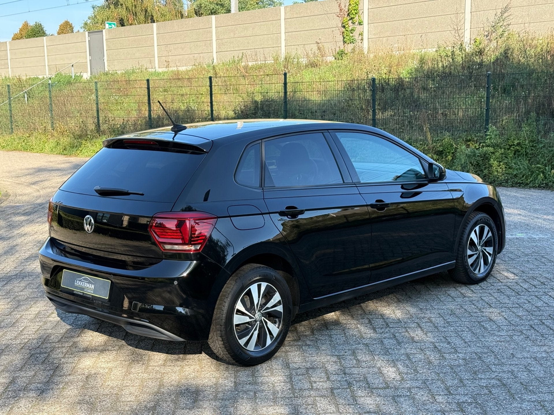 Volkswagen Polo 1.0 TSI Highline DSG I NAVI I PDC I STOELVER, Auto's, Gebruikt, 95 pk, 1096 kg, Zwart