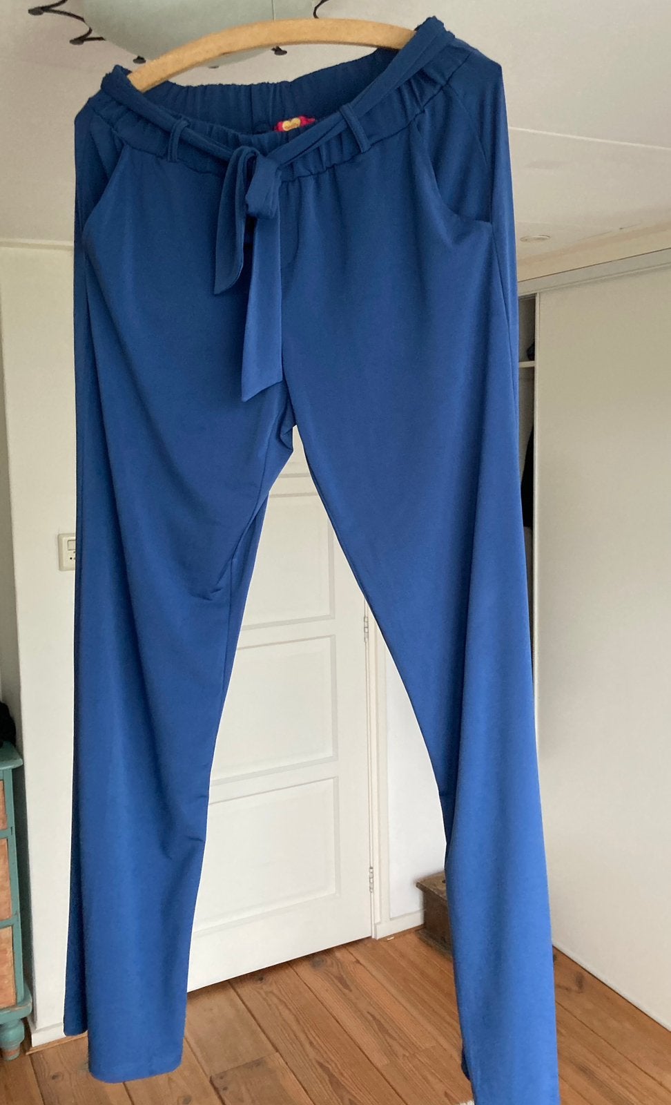 Tantilly blauwe damesbroek mt M, Ophalen of Verzenden, Zo goed als nieuw, Blauw, Lang