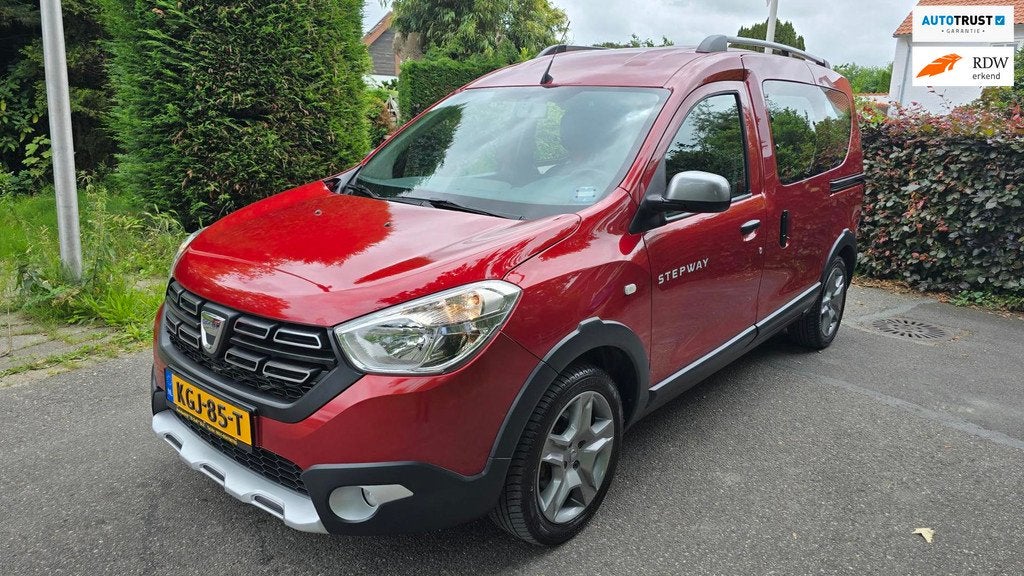 Dacia DOKKER 1.3 TCe Stepway * 6 BAK *131 PK* Navigatie*Trek, Auto's, Dacia, Voorwielaandrijving, Gebruikt, 4 cilinders, Handgeschakeld