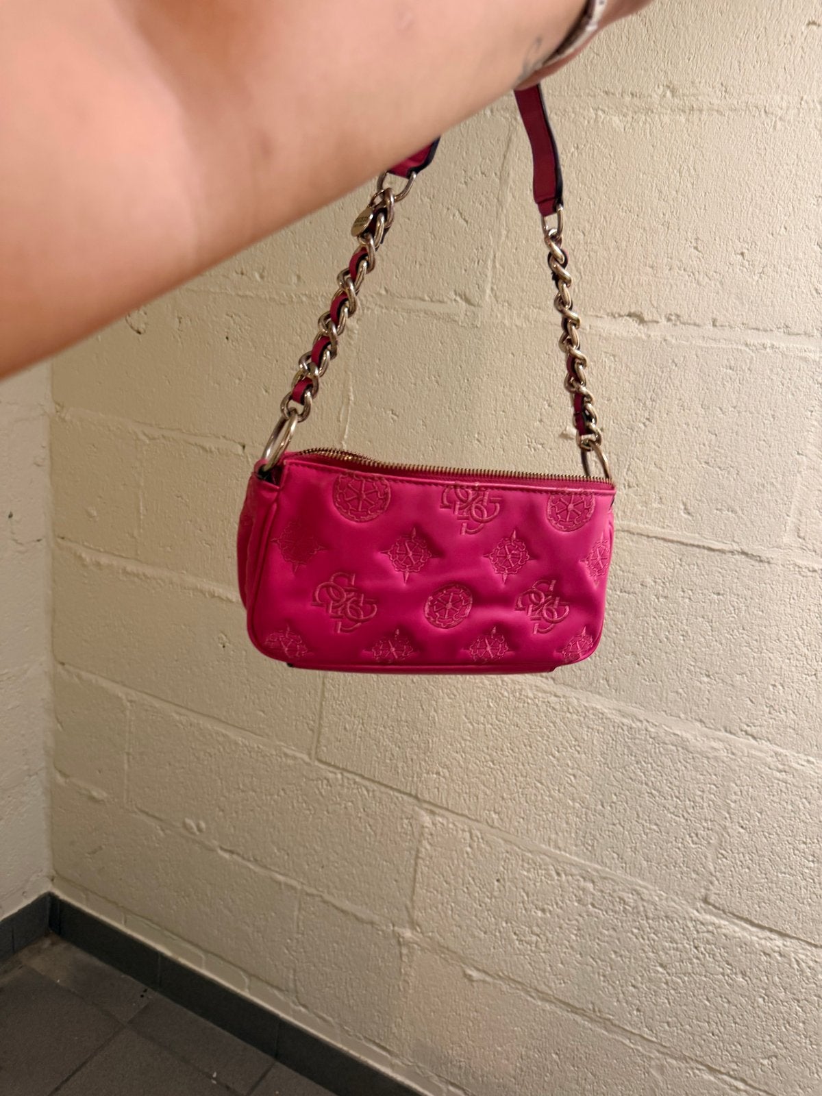 Guess roze schoudertasje met kettingdetails, Ophalen, Zo goed als nieuw, Roze, Schoudertasje