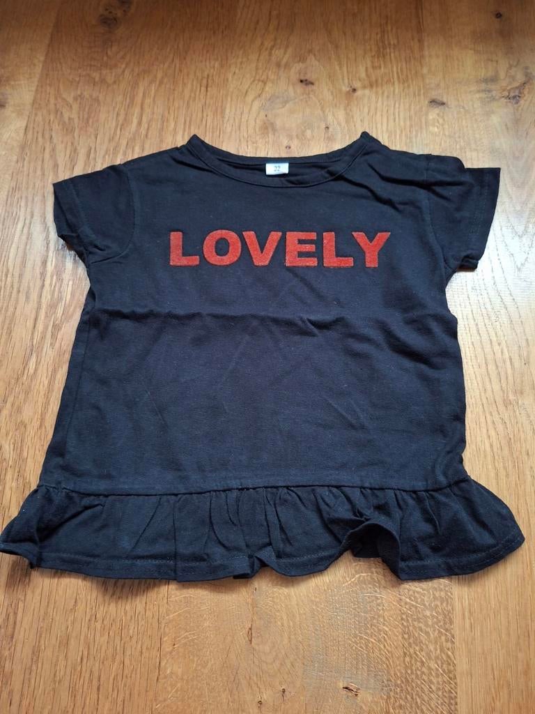 Zwart T-shirt met 'LOVELY' opdruk en ruches, Kinderen en Baby's, Kinderkleding | Maat 92, Gebruikt, Meisje, Ophalen of Verzenden