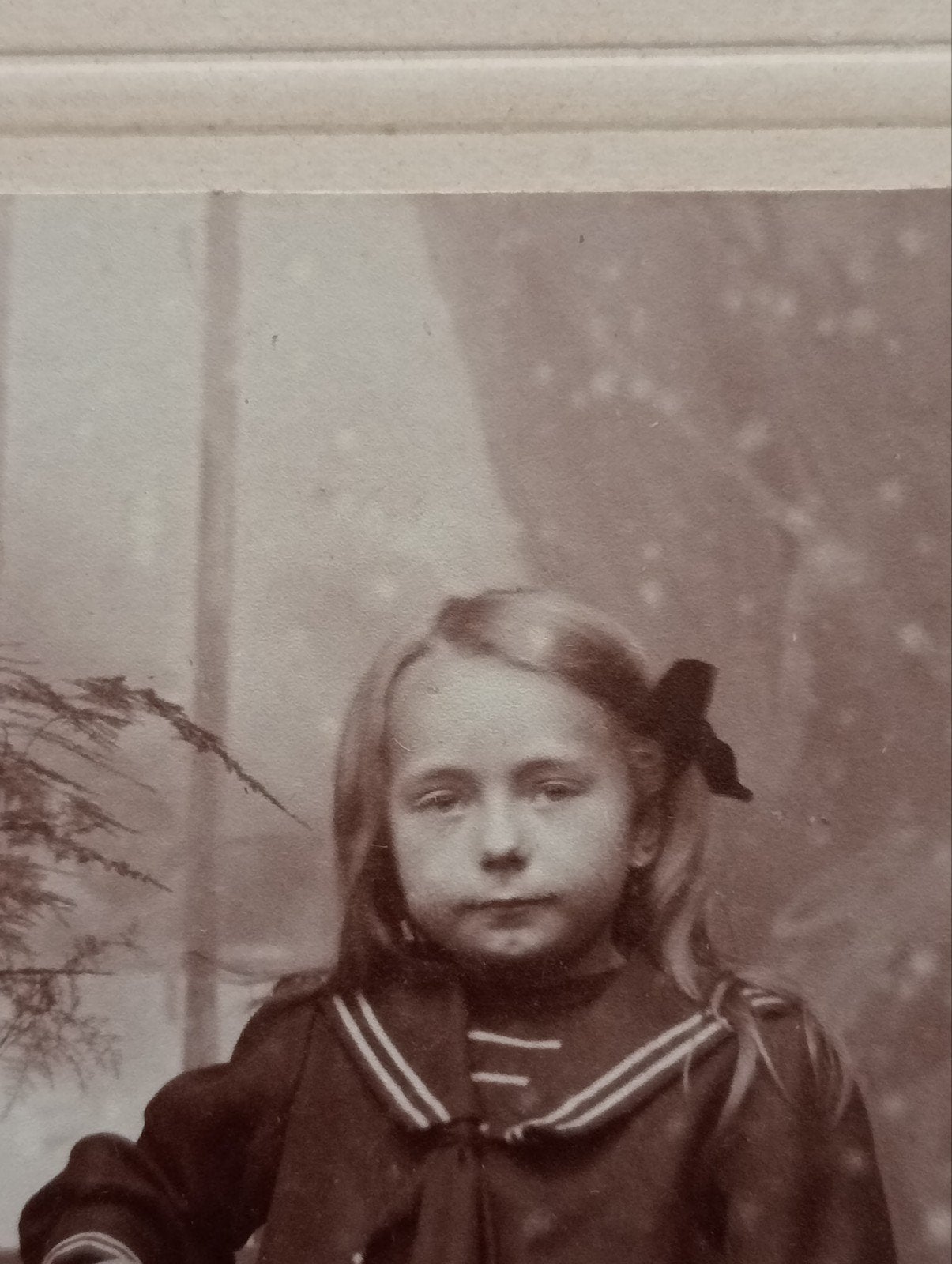 Antieke Foto: Meisje in Matrozenpak, J.C. Kuijper Zutphen, Ophalen of Verzenden, Voor 1940, Gebruikt, Kind