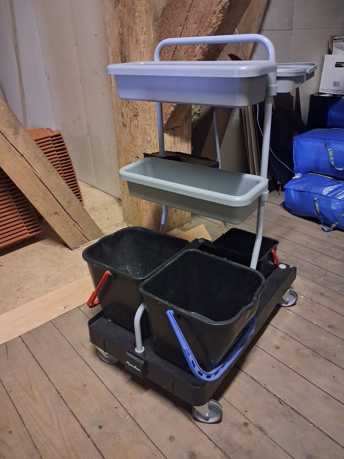 manutan schoonmaakkar, Ophalen