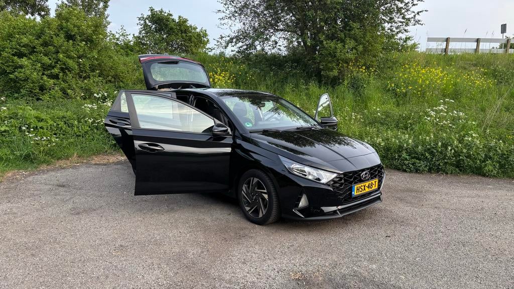 Hyundai i20 1.0 T-gdi Blue 100PK 2023 Zwart, Auto's, Voorwielaandrijving, 450 kg, Overige modellen, Handgeschakeld