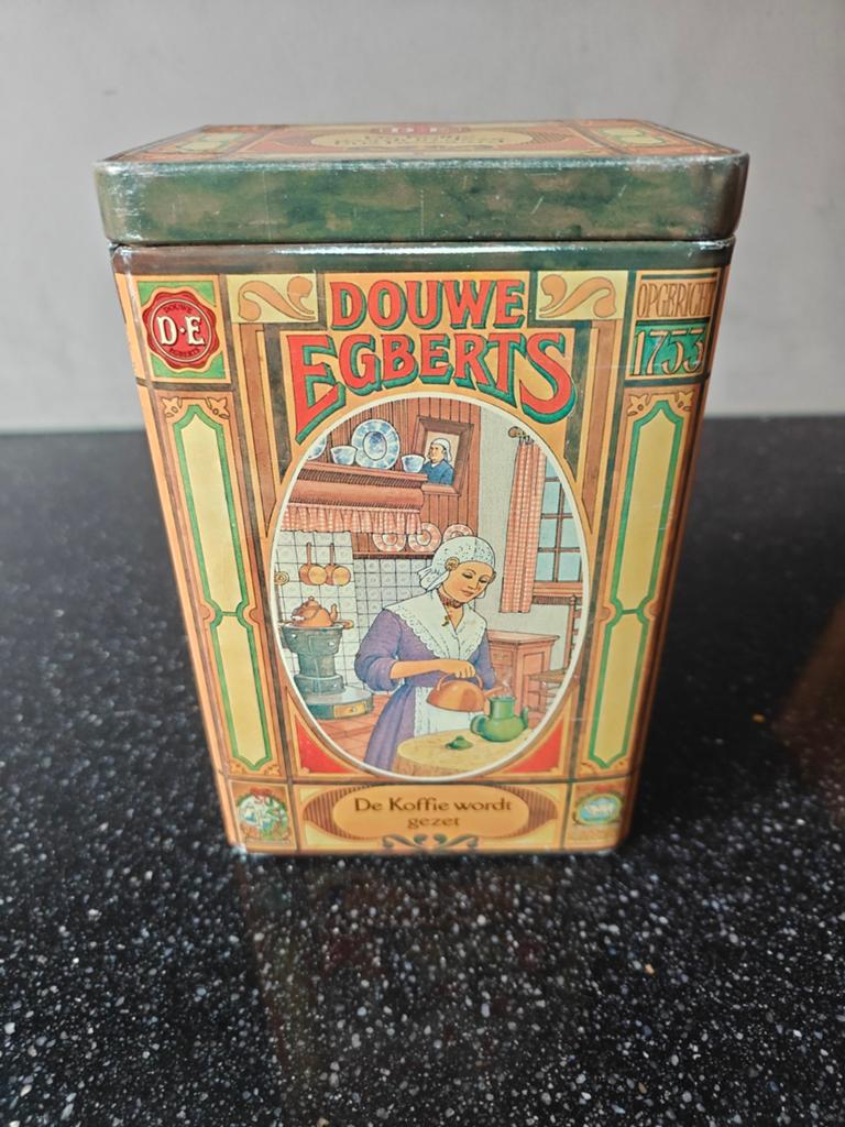 Vintage Douwe Egberts Koffieblik - 'De Koffie wordt gezet', Ophalen of Verzenden, Gebruikt, Koffie, Douwe Egberts