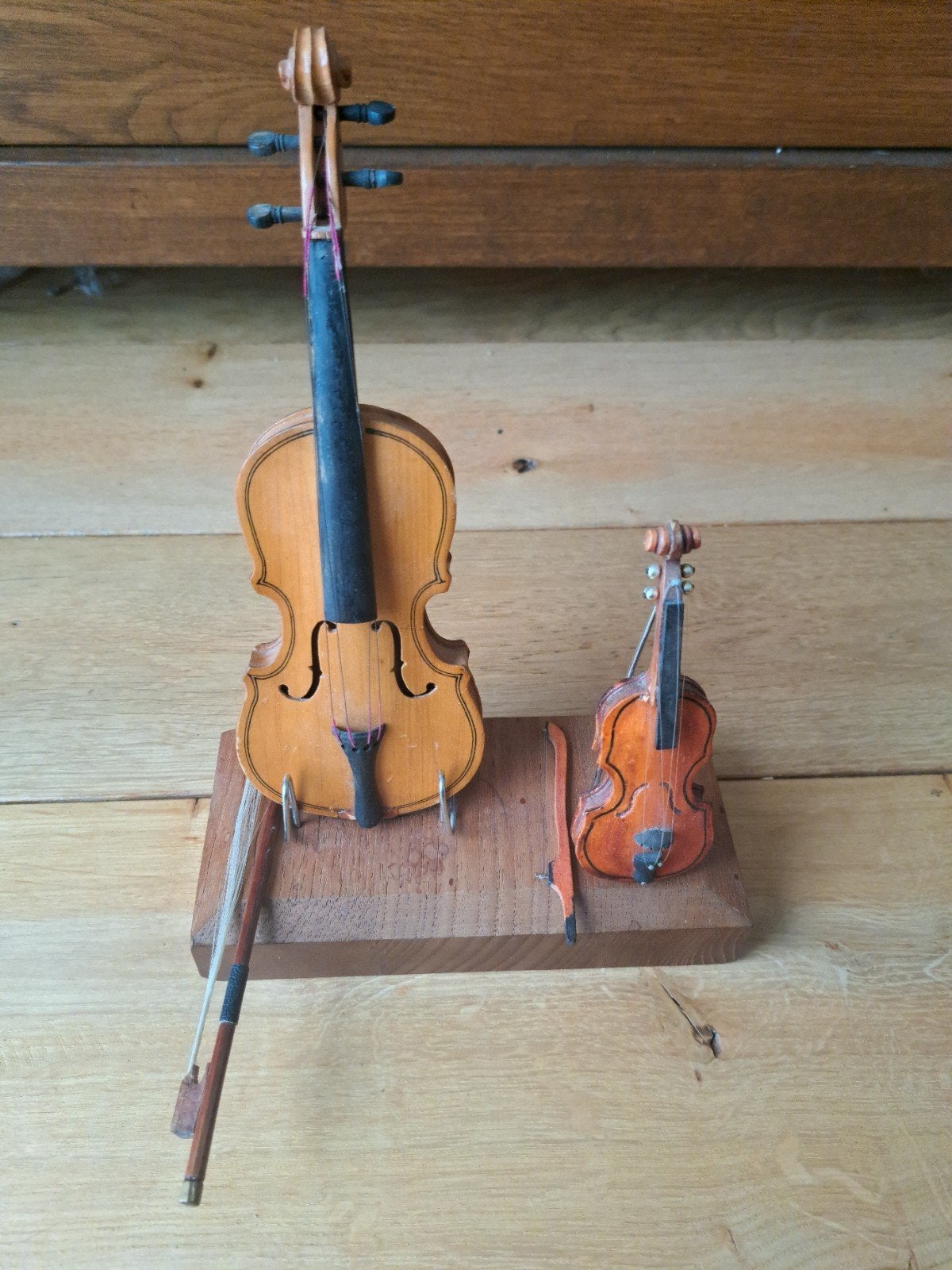 Decoratieve miniatuur viool set op houten standaard, Ophalen of Verzenden, Gebruikt, Overige formaten, Viool