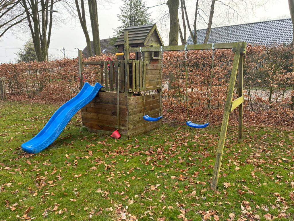 Houten speelhuis incl schommels, glijbaan, klimwand, Kinderen en Baby's, Speelgoed | Buiten | Speeltoestellen, Ophalen, Gebruikt