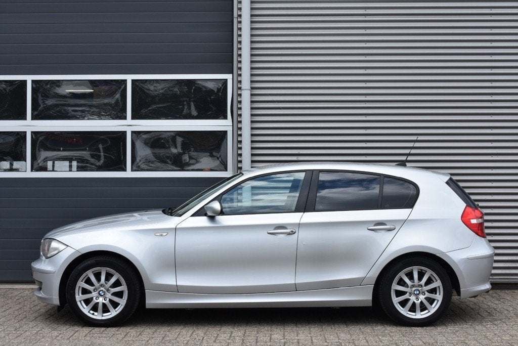 Bmw 1-SERIE 116I INTRODUCTION / STOELVERW. / CLIMA / PDC, Auto's, BMW, 1-Serie, Achterwielaandrijving, Gebruikt, 4 cilinders