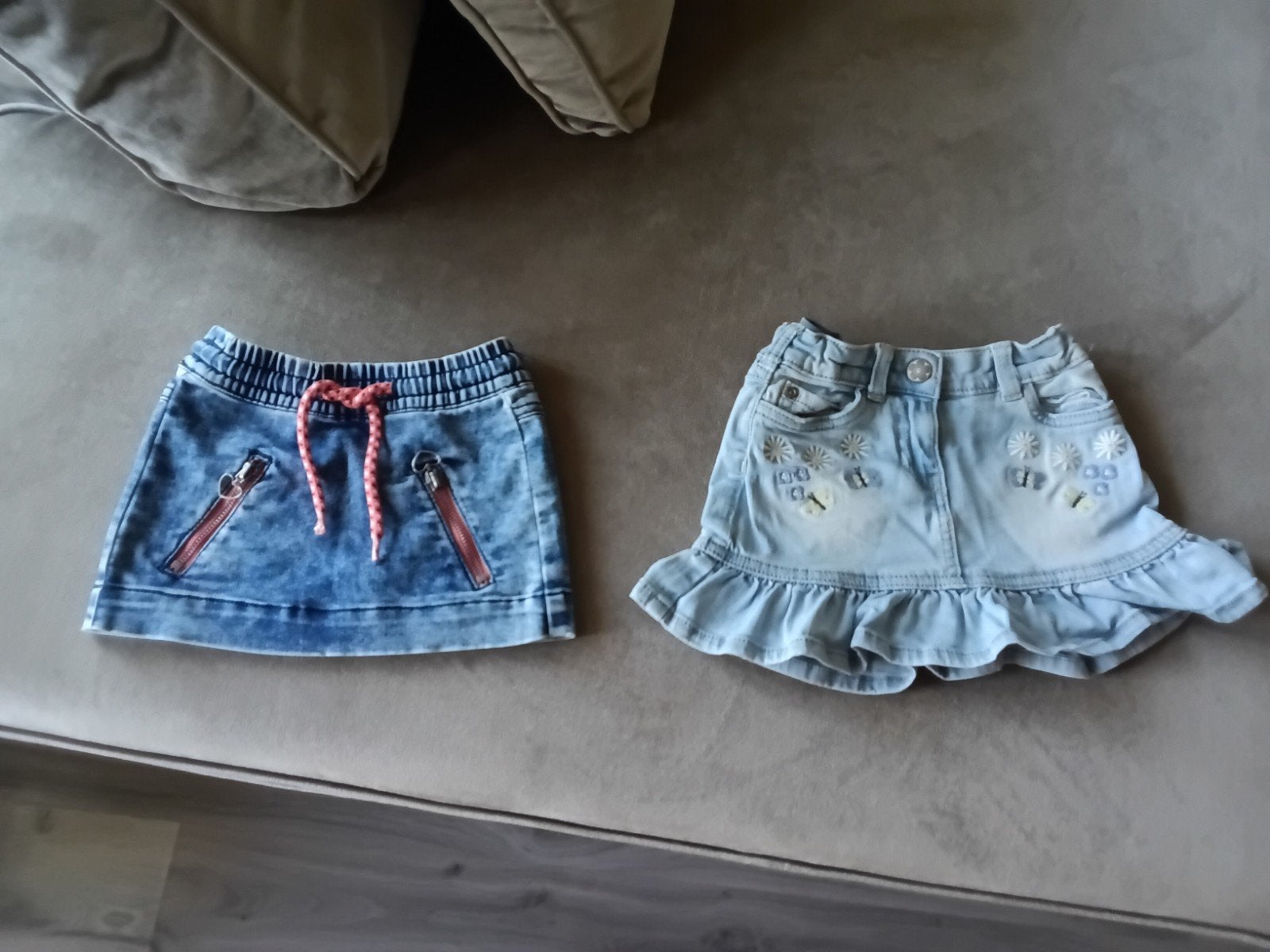 2 spijkerrokjes mt 98/104, Ophalen, Gebruikt, Meisje, Jurk of Rok
