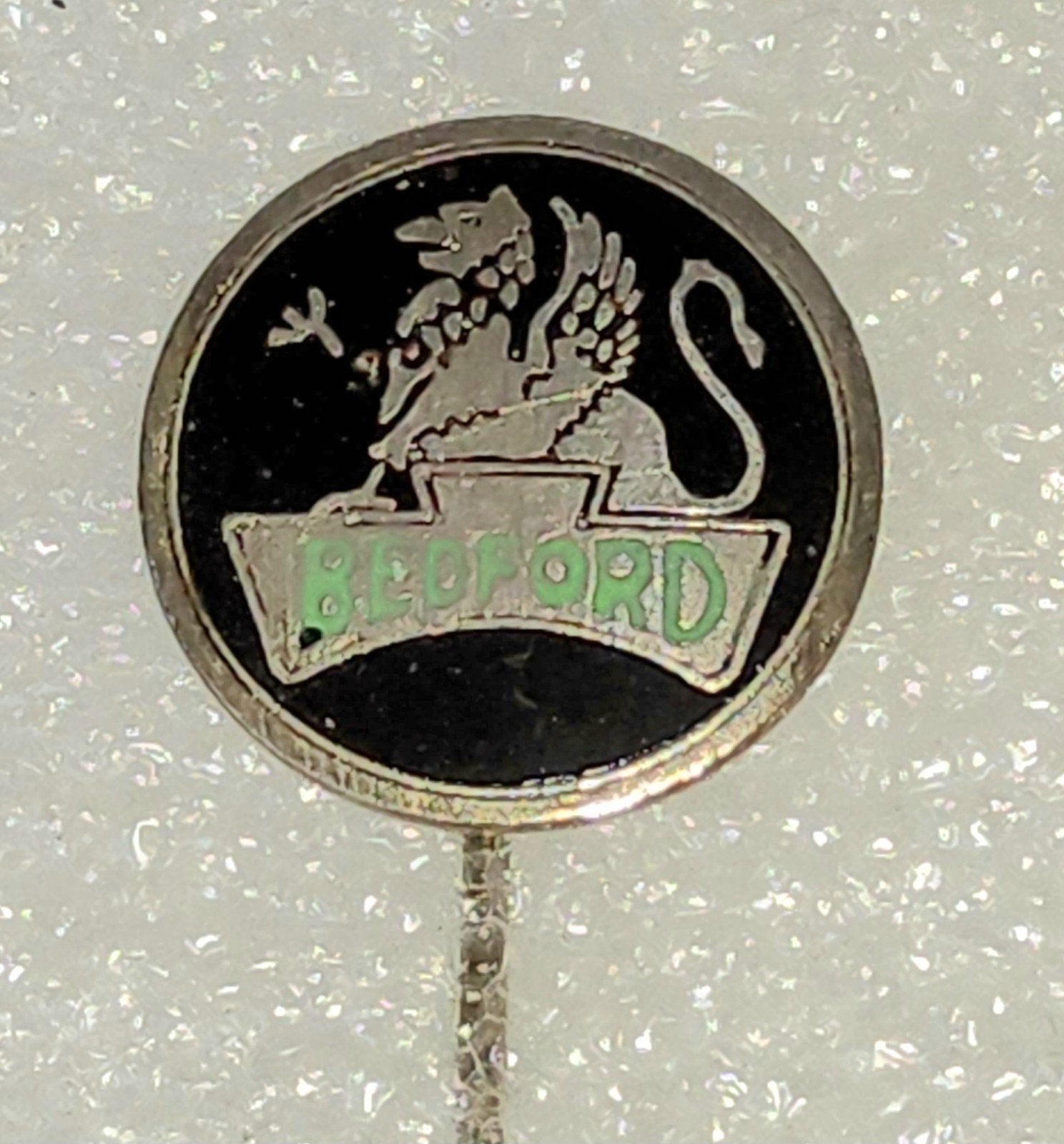 Vintage Bedford Speldje - Zwart met Zilveren Leeuw, Ophalen of Verzenden, Gebruikt, Merk, Speldje of Pin