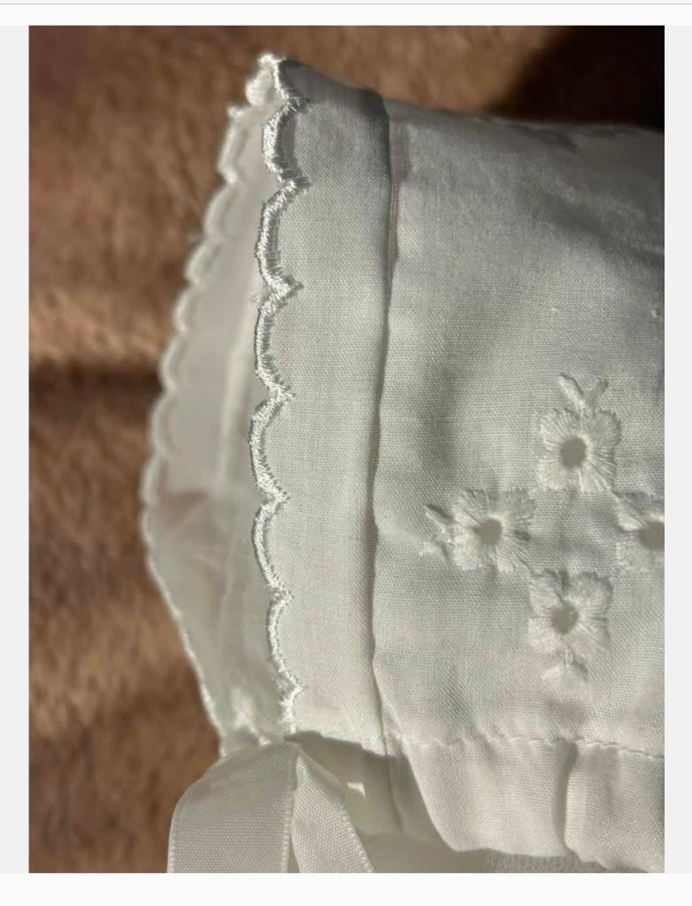 Broderie mutsje voor pop, beer, wit, Verzamelen, Poppen, Ophalen of Verzenden, Zo goed als nieuw, X, Kleertjes