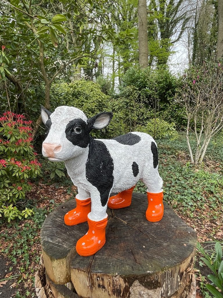 Kalf koe Oranje regenlaarsjes tuin boerderij 30cm, Tuin en Terras, Ophalen of Verzenden, Nieuw, Kunststof, Dierenbeeld
